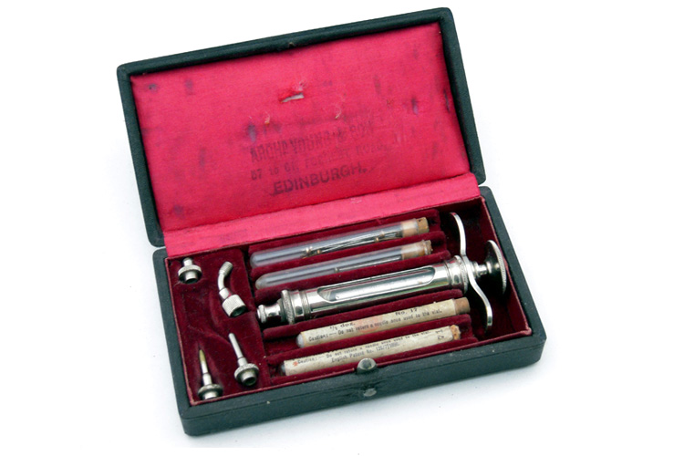 Dentist_Syringe Antique high quality Dentistry Anaesthetic Syringe Set marked Young&Sons, Such sets were typically used for local anaesthetic injection This Set is complete with 4 needles vials