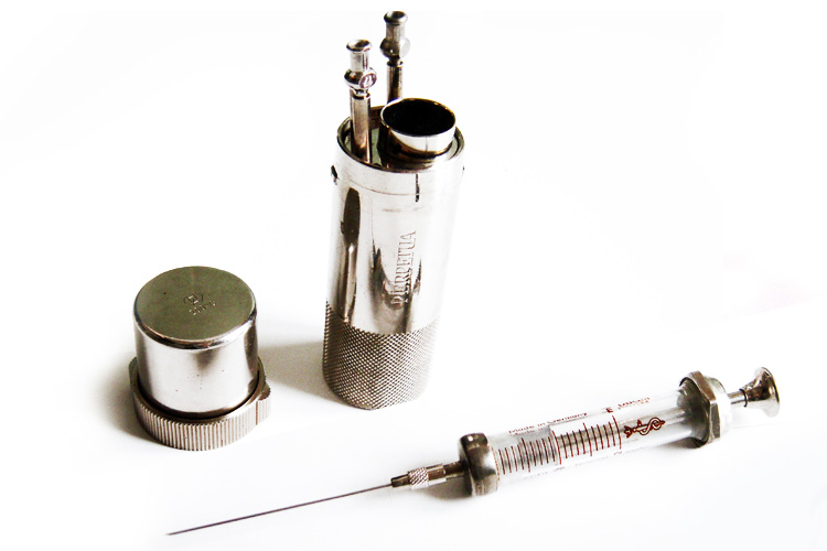 Perpetua_Set1 Vintage Hypodermic brass & glass 2 ml syringe marked Aesculap ISOCAL with original brass PERPETUA sterilizing container and a set of 3 hypodermic needles.